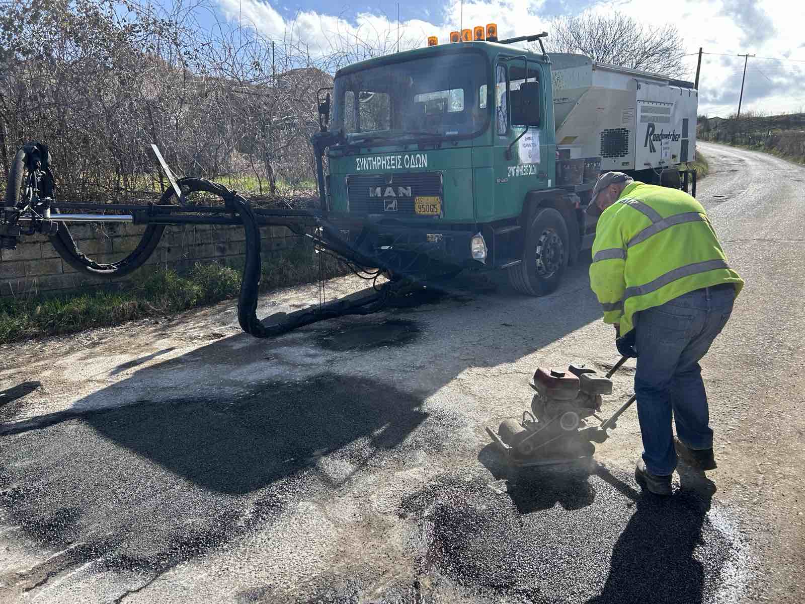 Σε εξέλιξη η αποκατάσταση του οδοστρώματος σε οδούς της Δροσιάς και των Καρδαμιτσίων