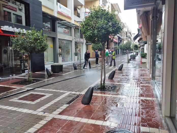 Καθαρισμός – πλύσιμο πεζόδρομων στο κέντρο των Ιωαννίνων