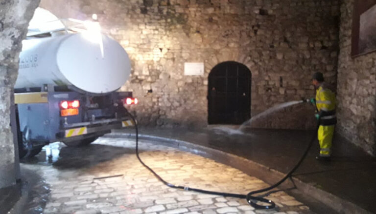 Συνεχίζεται ο καθαρισμός – πλύσιμο κοινόχρηστων χώρων